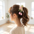 Moño scrunchie elegante con tulipanes